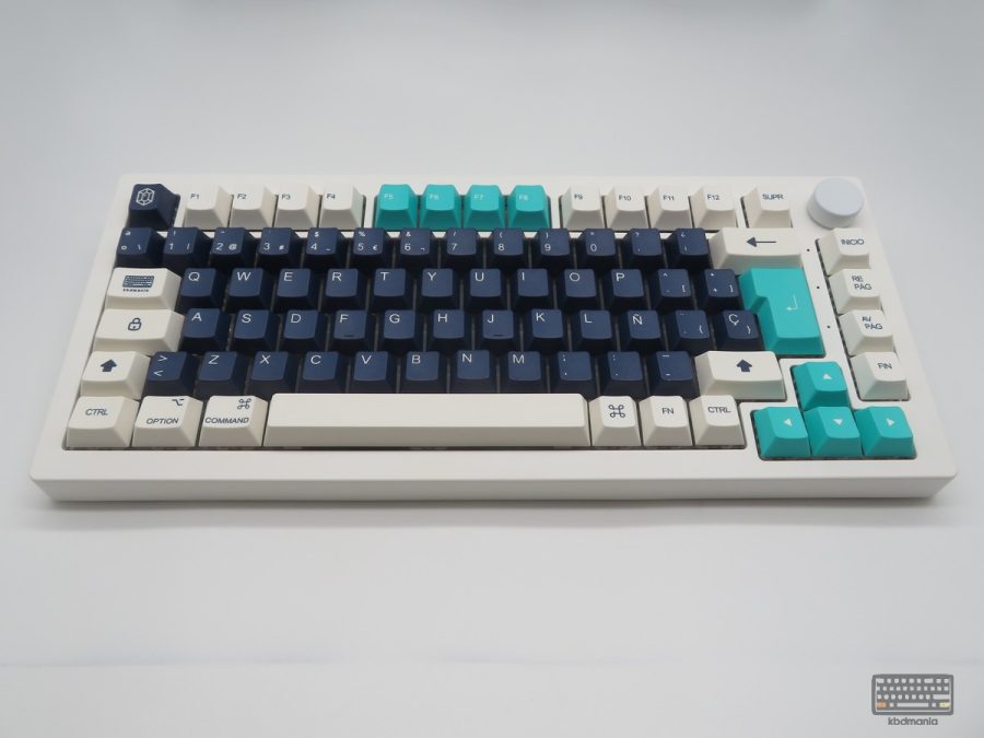 Set de keycaps EMERALD 2.0 de kbdmania en teclado 75%, hecho en PBT, deep dye sub, compatible con Mac y PC, ISO y ANSI español, colores vivos y alegres.