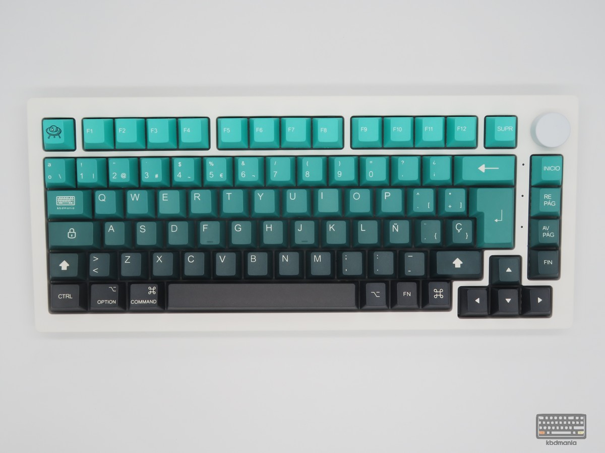 Set de keycaps UFO 2.0 en teclado 75%, diseño con degradados verdes y estética espacial, PBT deep dye sub, ISO Español y ANSI.