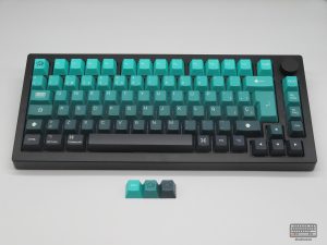 Set de keycaps UFO 2.0 en teclado 75%, diseño con degradados verdes y estética espacial, PBT deep dye sub, ISO Español y ANSI.