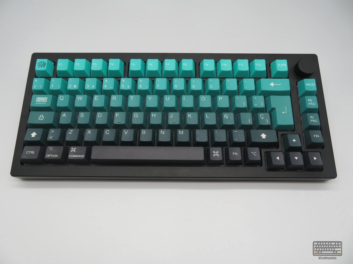 Set de keycaps UFO 2.0 en teclado 75%, diseño con degradados verdes y estética espacial, PBT deep dye sub, ISO Español y ANSI.