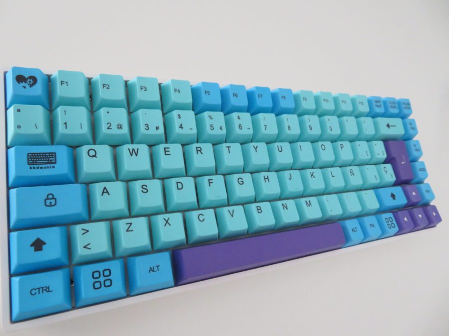 Set de keycaps español en colores turquesa, celeste y malva. Sobre un teclado blanco ISO-75%.
