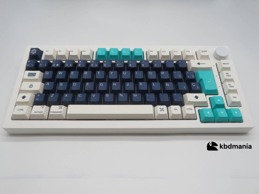 Keycaps en español en colores azul, blanco y turquesa sobre un teclado blanco ISO 75%.