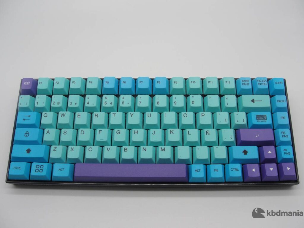 Set de keycaps español, colores turquesa, celeste, malva. Sobre un teclado negro ANSI-75%.