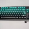 Keycaps español en colores verdes degradé UFO 2.0 sobre un teclado negro ISO-TKL.