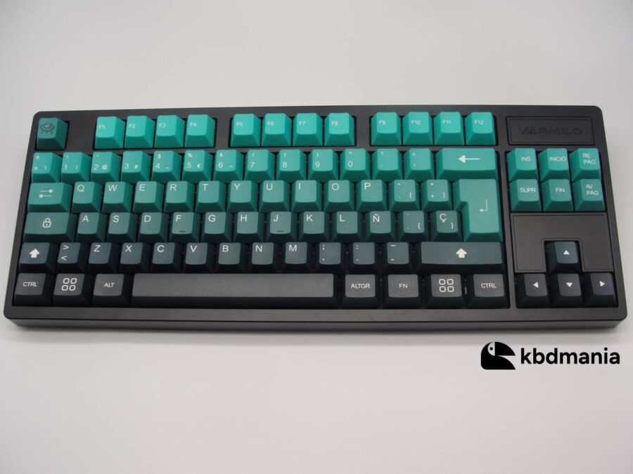 Keycaps español en colores verdes degradé UFO 2.0 sobre un teclado negro ISO-TKL.