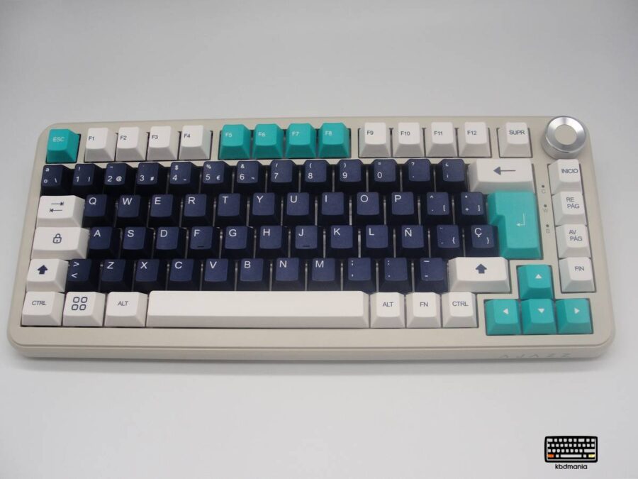 Set de keycaps español, colores azul, blanco y turquesa. Sobre un teclado ISO-75% beige.