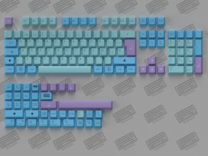 Render del set de keycaps LUCY de kbdmania, hecho en PBT, deep dye sub, compatible Mac y PC, ISO Español y ANSI, colores celestes y gamas lilas.