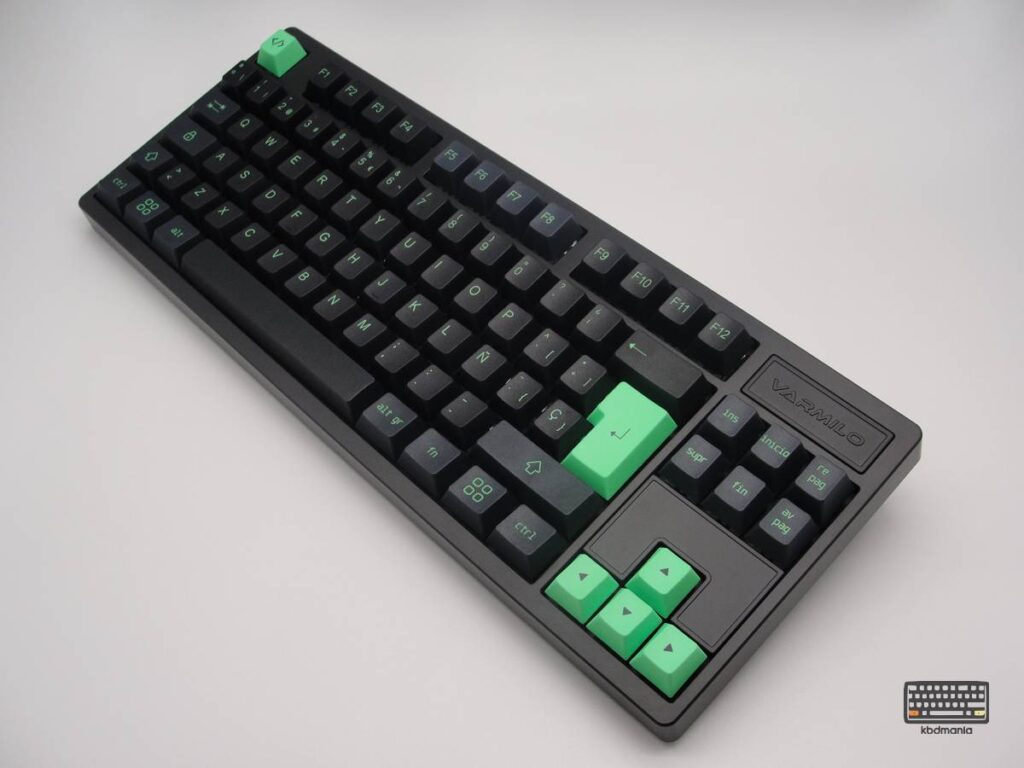 Set de keycaps español, colores negro y verde. Sobre un teclado negro ISO-TKL