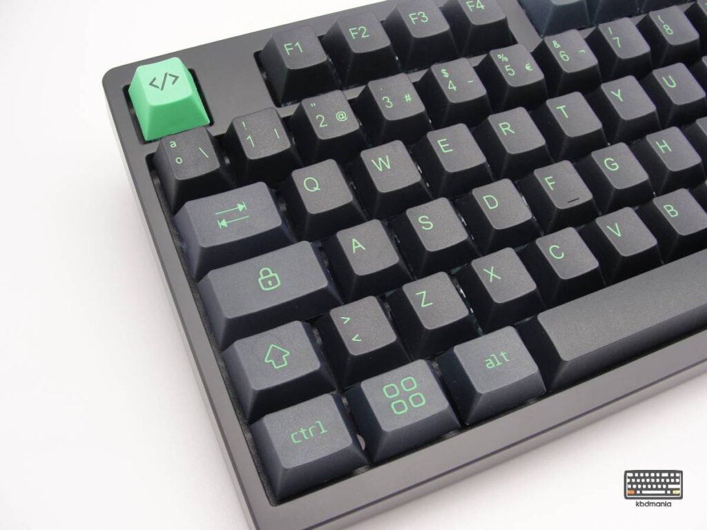 Macro de tecla ESC en color verde y negro. En teclado ISO-TKL.