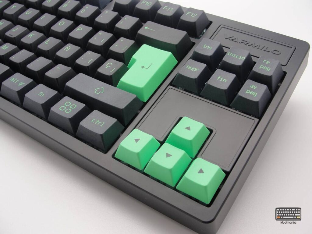Mecro de tecla Intro y cursores en colores negro y verde. Sobre un teclado ISO-TKL