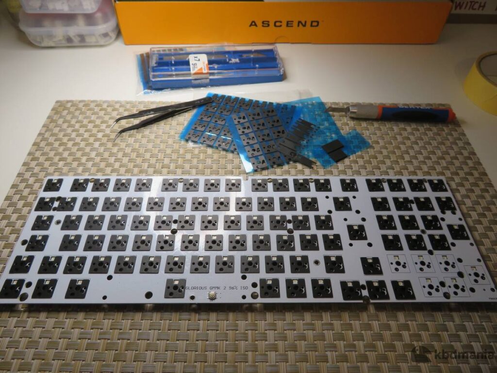 Swchs Pads en PCB blanca de un Glorious GMMK2 Full ISO , customizandolo en taller