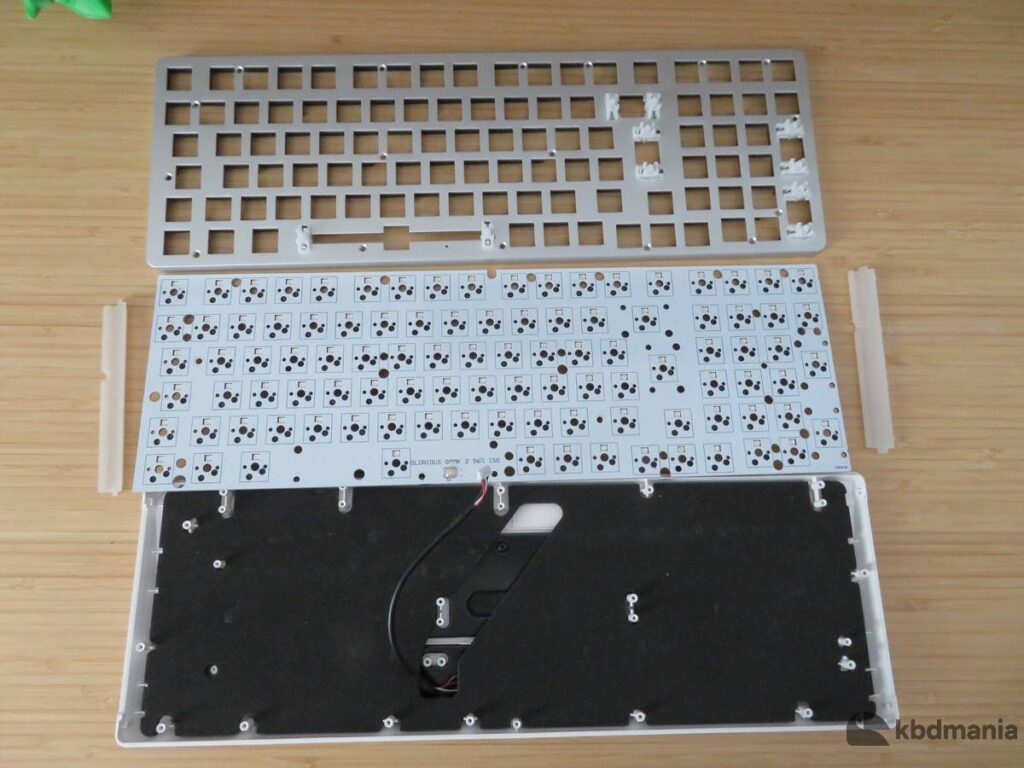 Teclado mecánico Glorious GMMK2 Full ISO desmontado, proceso de customización