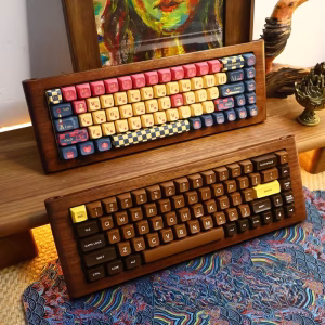 Keycaps de varios colores sobre 2 teclados con case de madera ISO-60%. art. blog.