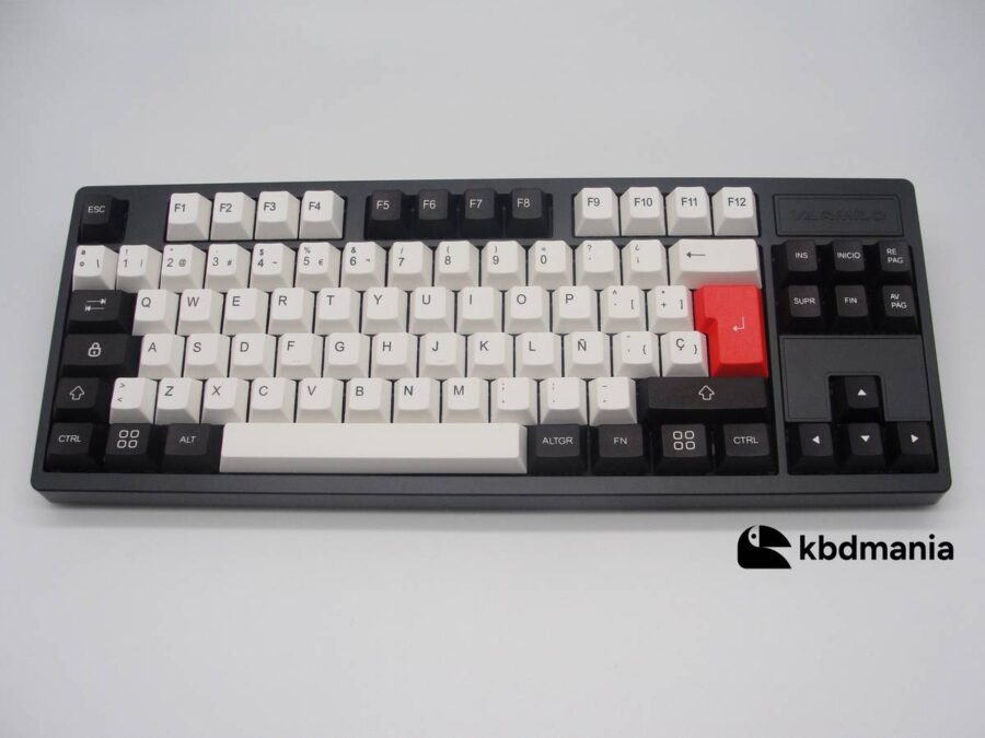 Keycaps en español, colores blanco, negro y rojo en un teclado negro ISO-TKL.