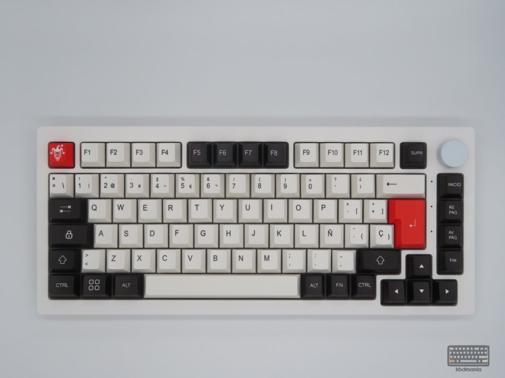 Teclas perfil cherry de colores blanco,negro y rojo en un teclado blanco ISO 75%, modelo JOKER.