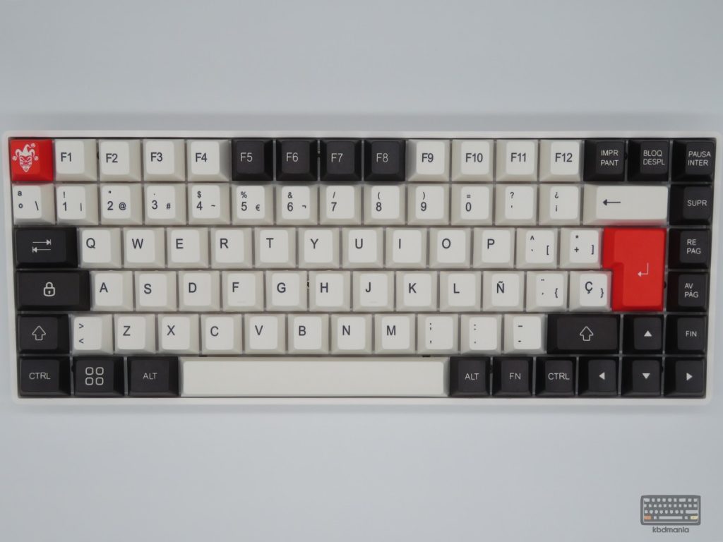 Keycaps español en colores blanco, negro y rojo sobre un teclado blanco ISO 70%, modelo JOKER.
