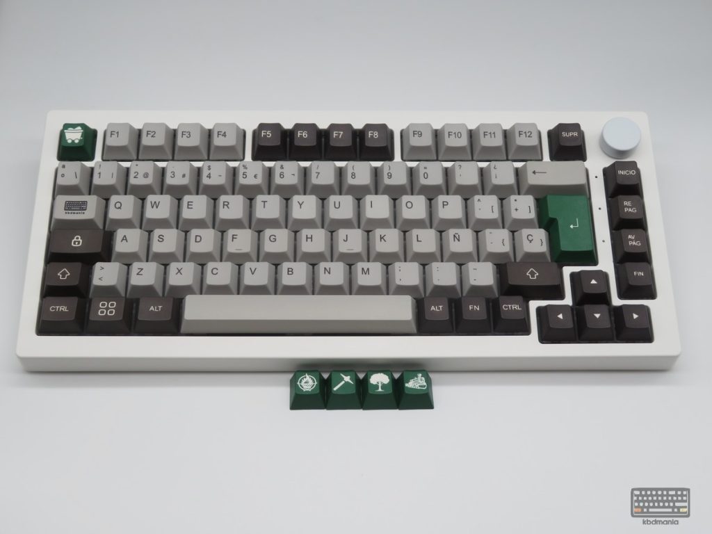 Set de keycaps CARBON de kbdmania en teclado 75% blanco, hecho en PBT, deep dye sub, compatible con Mac y PC, ISO y ANSI español, colores naturales.
