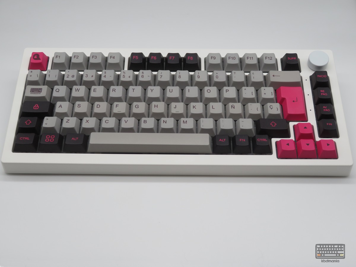 Set de keycaps PHANTOM 2.0 de kbdmania en teclado 75%, PBT deep dye sub, ISO Español y ANSI, gris carbón y rosa intenso con estética terrorífica.