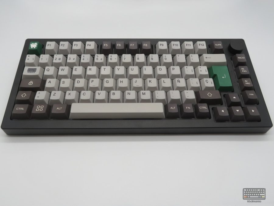Set de keycaps CARBON de kbdmania en teclado 75%, hecho en PBT, deep dye sub, compatible con Mac y PC, ISO y ANSI español, colores naturales.