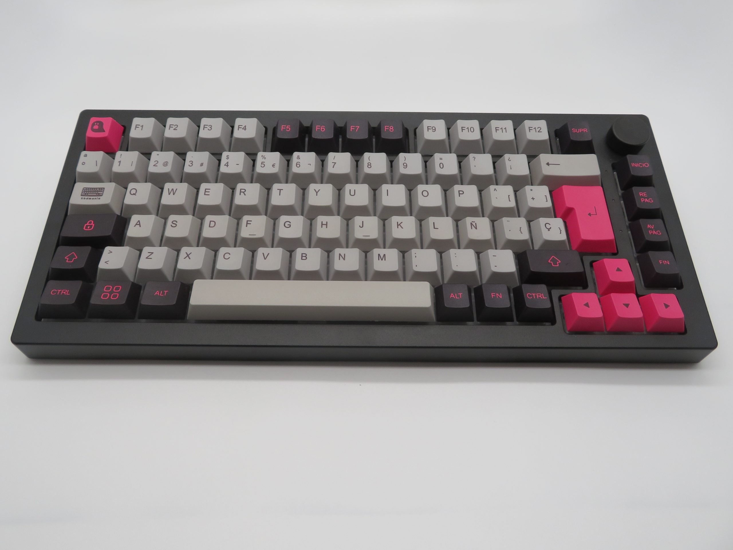 Set de keycaps PHANTOM 2.0 de kbdmania en teclado 75%, PBT deep dye sub, ISO Español y ANSI, gris carbón y rosa intenso con estética terrorífica.