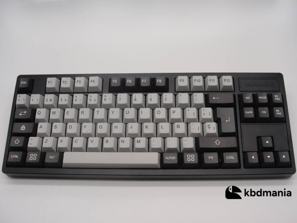 Set de keycaps en español, colores gris y negro. Sobre un teclado negro ISO-TKL. Opción bicolor.