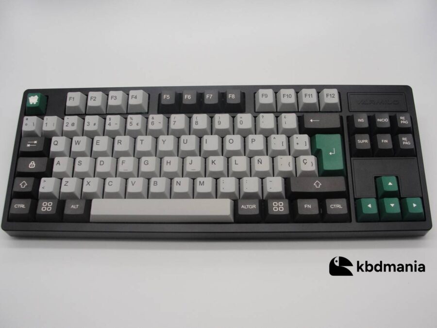 Set de keycaps en español, colores gris, negro y verde. Sobre un teclado ISO-TKL. Dos estilos 1 set.