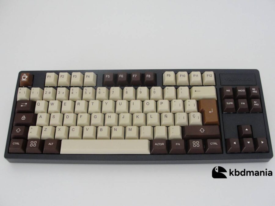 Keycaps en español en tonos beige y marrón sobre un teclado ISO-TKL.