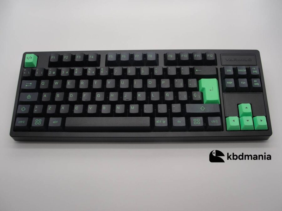 Keycaps en español NEO 2.0 en colores negro y verde neón, en un teclado negro ISO-TKL .