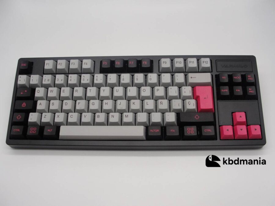 Set de keycaps español PBT, colores gris, negro y fucsia. Sobre un teclado negro ISO-TKL.