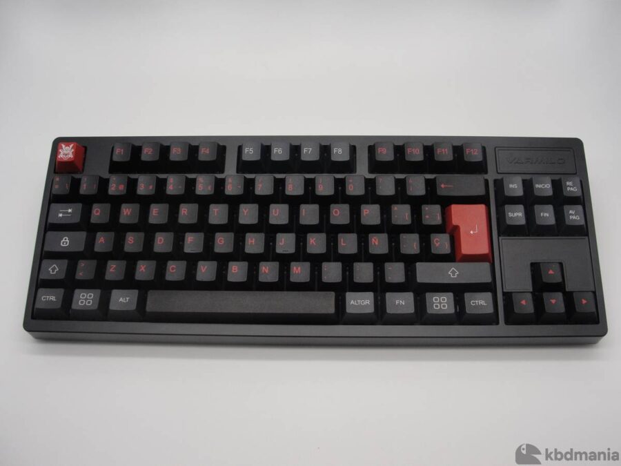Keycaps español en colores negro, gris y rojo, sobre un teclado negro ISO-TKL.