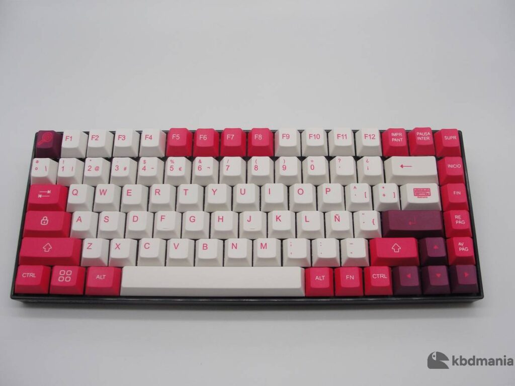Set de keycaps en español, colores blanco, fucsia y morado. Sobre un teclado negro ANSI-75%.