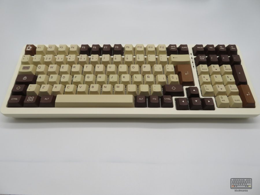 Set de 145 teclas MILK COFFEE en tonos beige y marrón sobre un teclado 96% con distribución ISO.