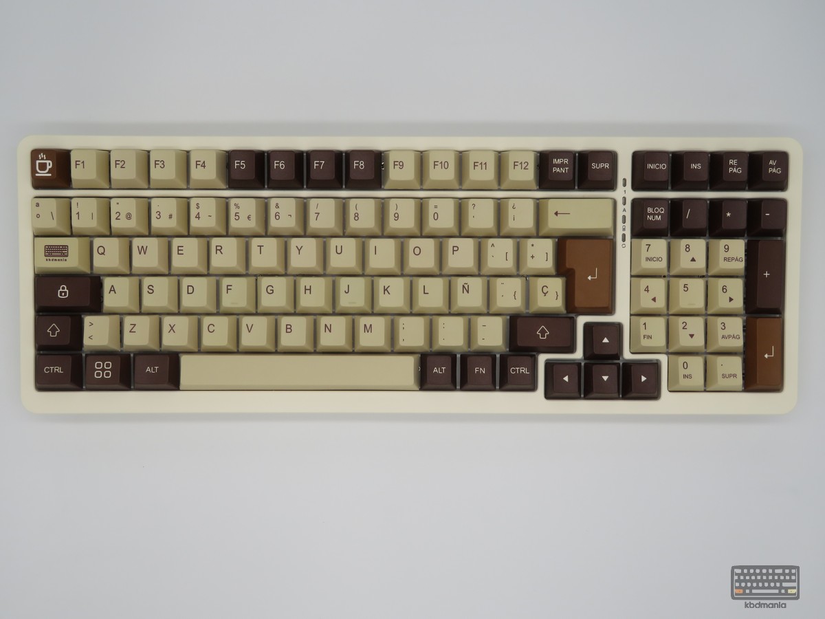 Set de keycaps MILK COFFEE de kbdmania en teclado full, hecho en PBT e impreso en deep dye sub, compatible con Mac y PC, ISO Español y ANSI, tonos café y cremas.