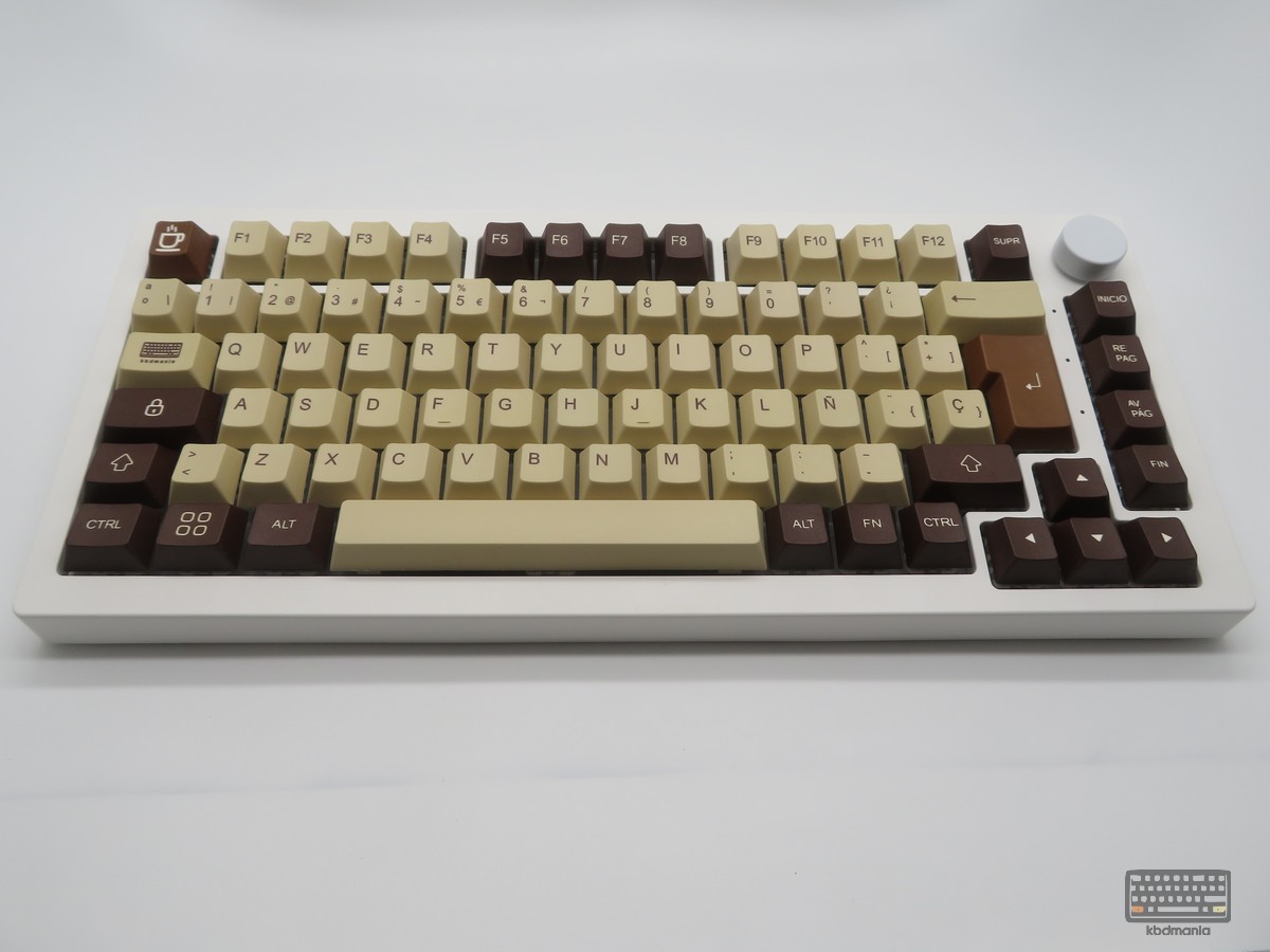 Set de keycaps MILK COFFEE de kbdmania en teclado 75%, PBT deep dye sub, compatible con Mac y PC, ISO Español y ANSI, tonos café y cremas.