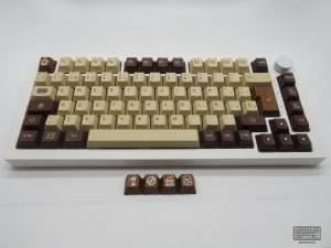 Set de keycaps MILK COFFEE de kbdmania en teclado 75%, PBT deep dye sub, compatible con Mac y PC, ISO Español y ANSI, tonos café y cremas.