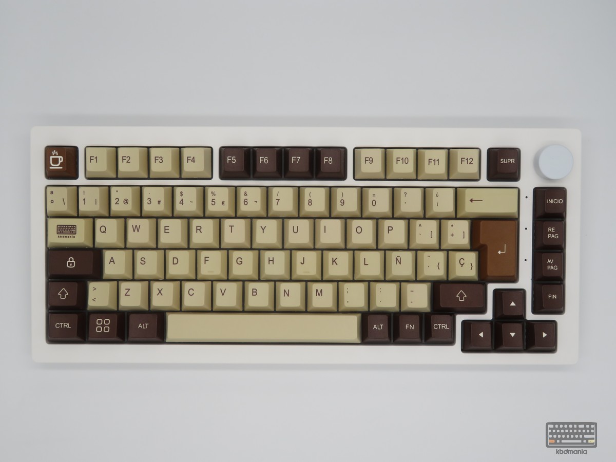 Set de keycaps MILK COFFEE de kbdmania en teclado 75%, PBT deep dye sub, compatible con Mac y PC, ISO Español y ANSI, tonos café y cremas.