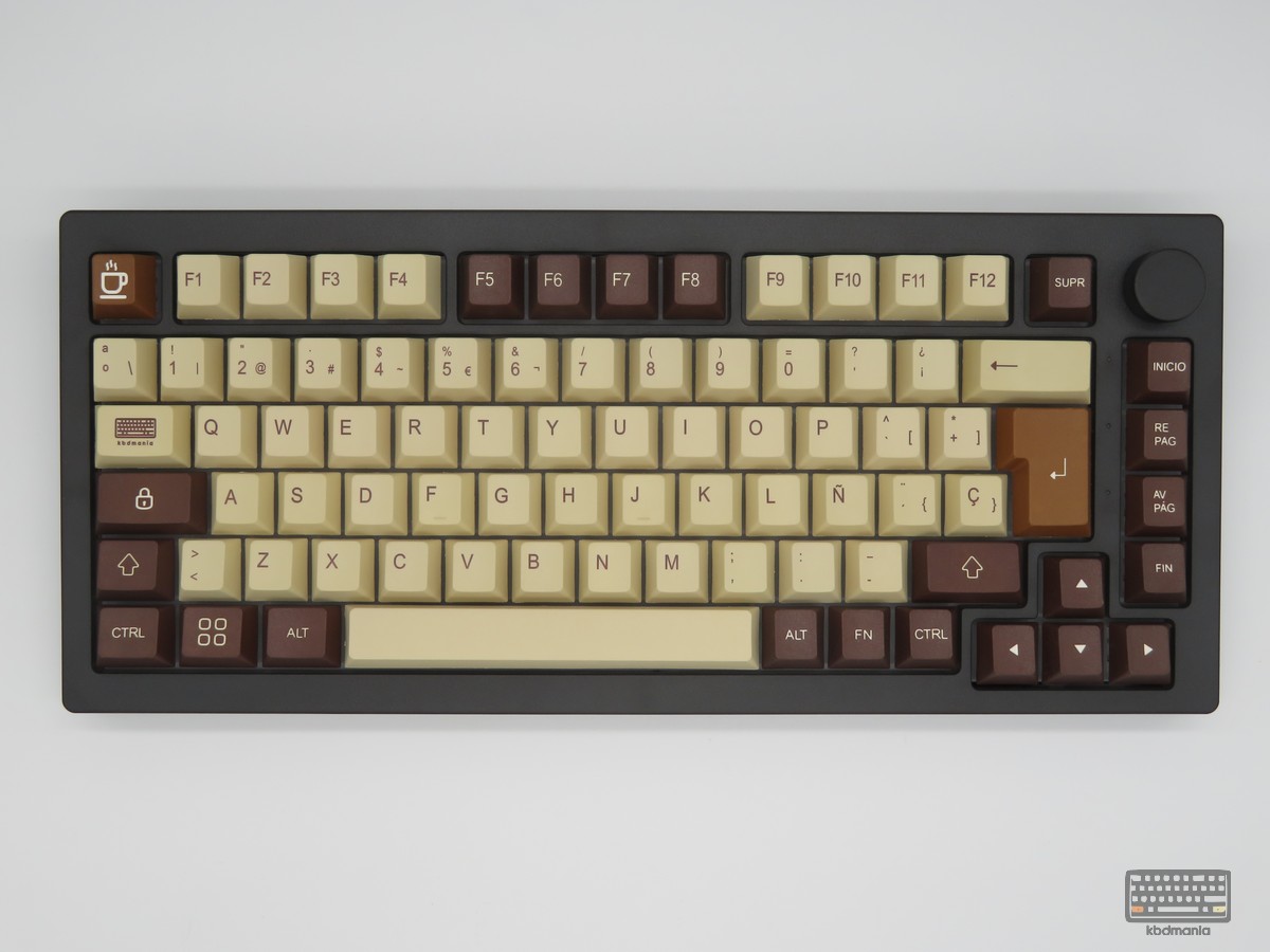 Set de keycaps MILK COFFEE de kbdmania en teclado 75%, PBT deep dye sub, compatible con Mac y PC, ISO Español y ANSI, tonos café y cremas.