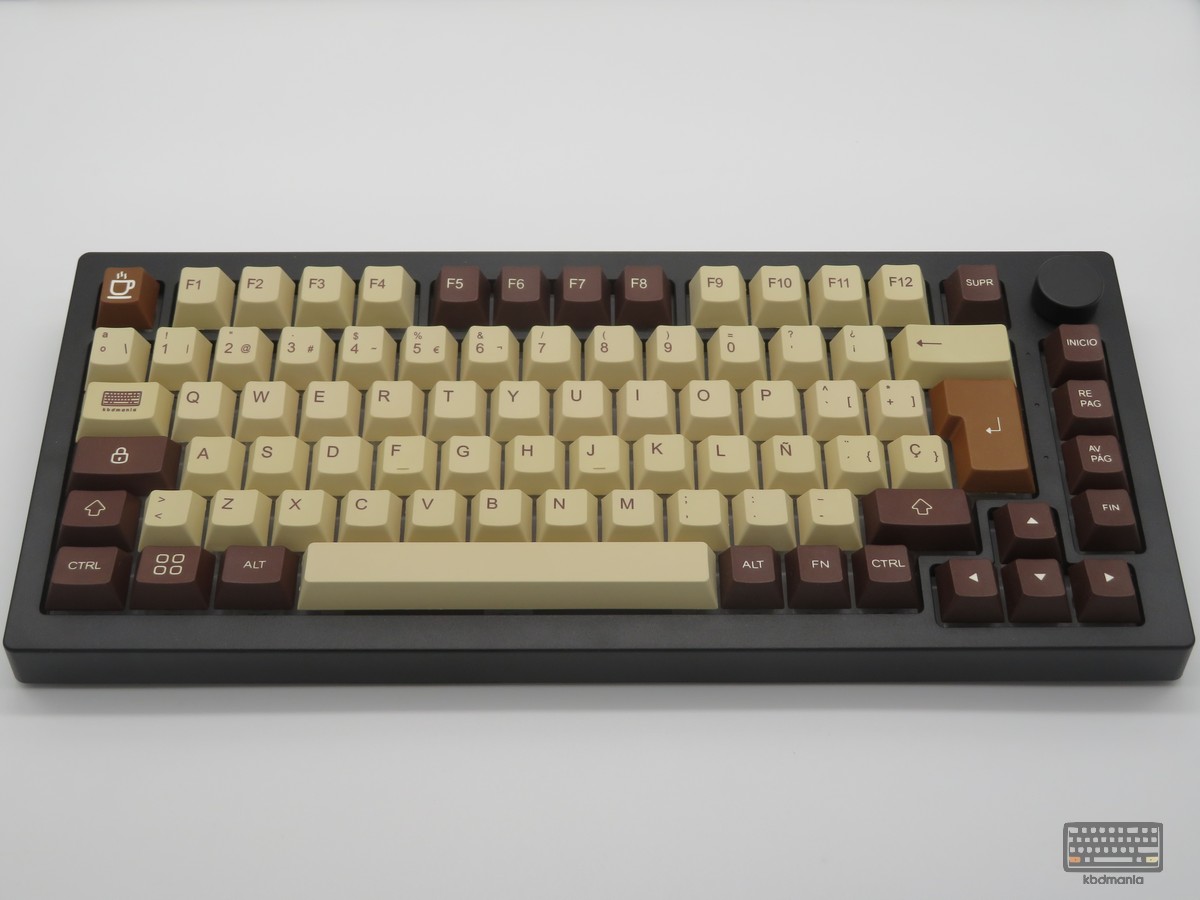 Set de keycaps MILK COFFEE de kbdmania en teclado 75%, PBT deep dye sub, compatible con Mac y PC, ISO Español y ANSI, tonos café y cremas.