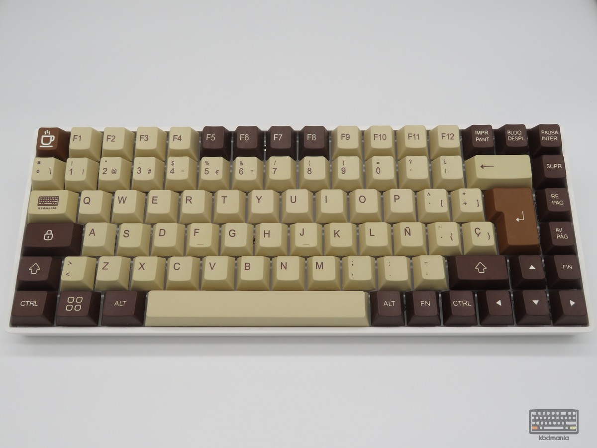 Set de keycaps MILK COFFEE de kbdmania en teclado 70%, PBT deep dye sub, compatible Mac y PC, ISO Español y ANSI, tonos café y cremas.