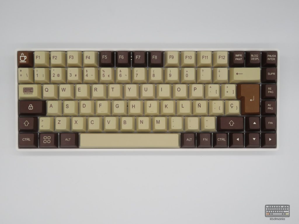 Set de keycaps MILK COFFEE de kbdmania en teclado full, hecho en PBT e impreso en deep dye sub, compatible con Mac y PC, ISO Español y ANSI, tonos café y cremas.
