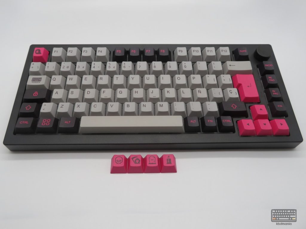 Set de keycaps PHANTOM 2.0 de kbdmania en teclado 75%, PBT deep dye sub, ISO Español y ANSI, gris carbón y rosa intenso con estética terrorífica.