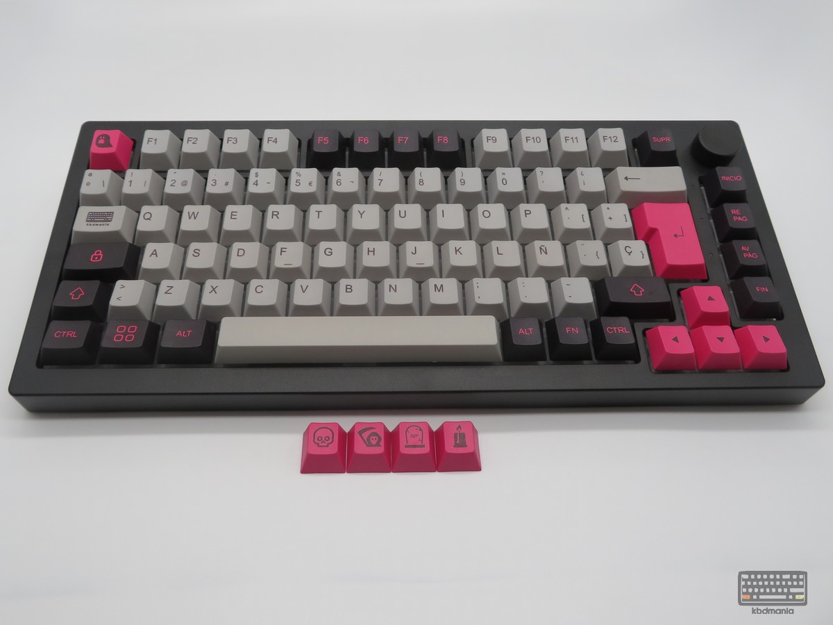 Set de keycaps PHANTOM 2.0 de kbdmania en teclado 75%, PBT deep dye sub, ISO Español y ANSI, gris carbón y rosa intenso con estética terrorífica.
