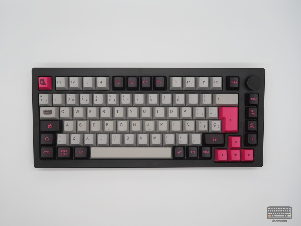 Set de keycaps PHANTOM 2.0 de kbdmania en teclado 75%, PBT deep dye sub, ISO Español y ANSI, gris carbón y rosa intenso con estética terrorífica.