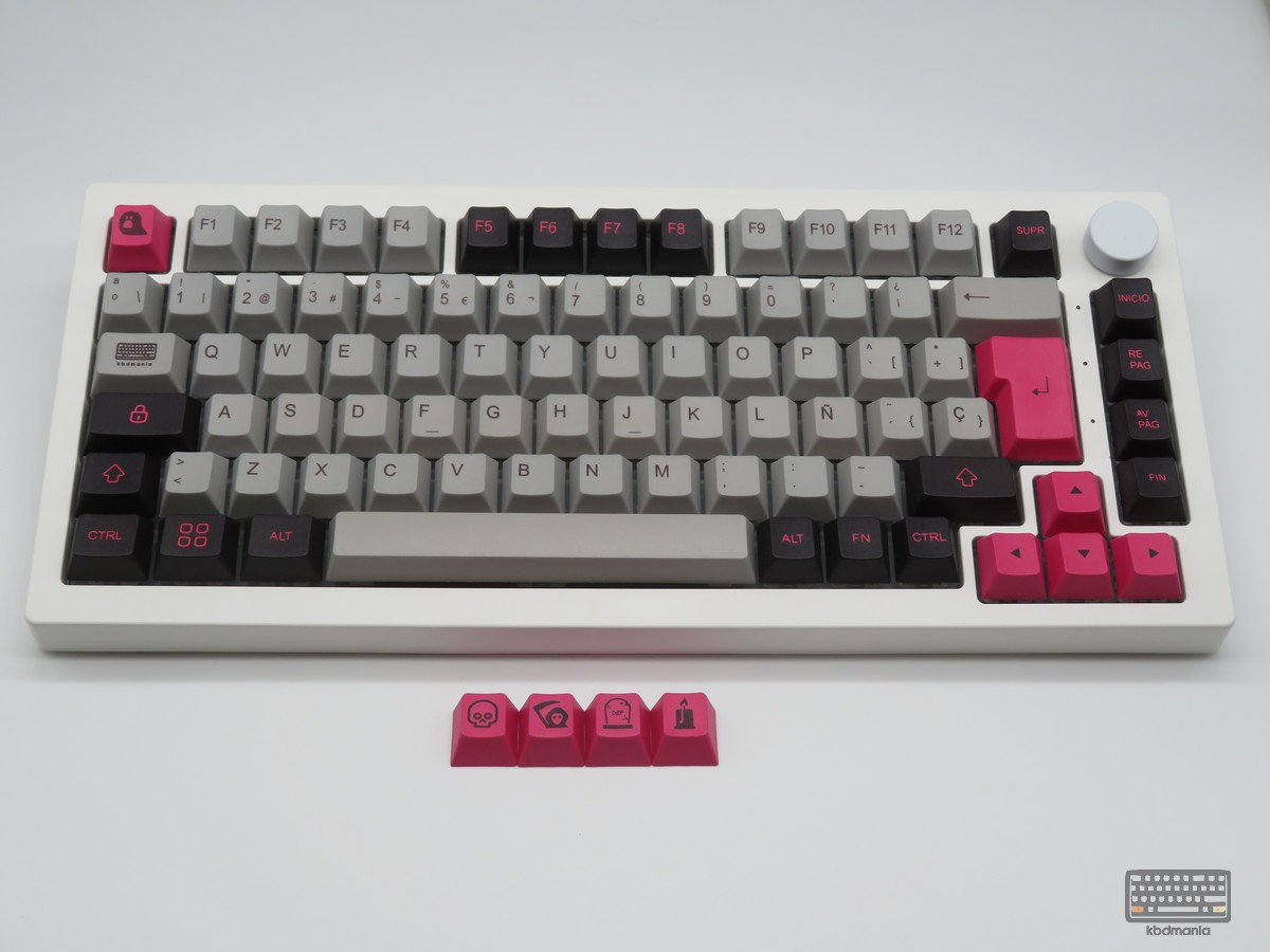 Set de keycaps PHANTOM 2.0 de kbdmania en teclado 75%, PBT deep dye sub, ISO Español y ANSI, gris carbón y rosa intenso con estética terrorífica.