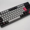 Set de keycaps español PBT en colores gris, negro y fucsia. Modelo PHANTOM 2.0 sobre un teclado TKL con distribución ISO.