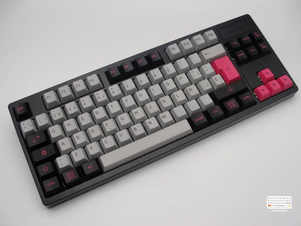 Set de keycaps español PBT en colores gris, negro y fucsia. Modelo PHANTOM 2.0 sobre un teclado TKL con distribución ISO.