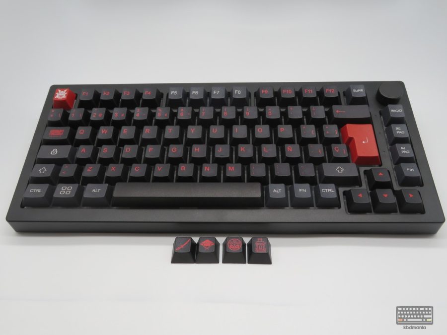 Set de keycaps RONIN en teclado 75%, diseño negro y rojo con alma guerrera, PBT deep dye sub, ISO Español y ANSI.