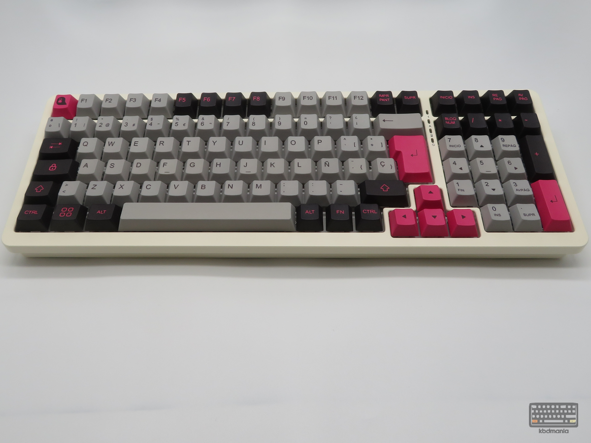 Teclado al 96% con keycaps en PBT diseño de kbdmania