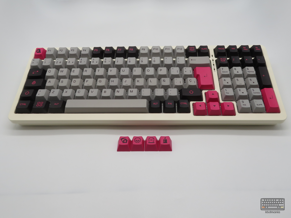 Foto de teclado al 96% con keycaps en PBT/Cherry