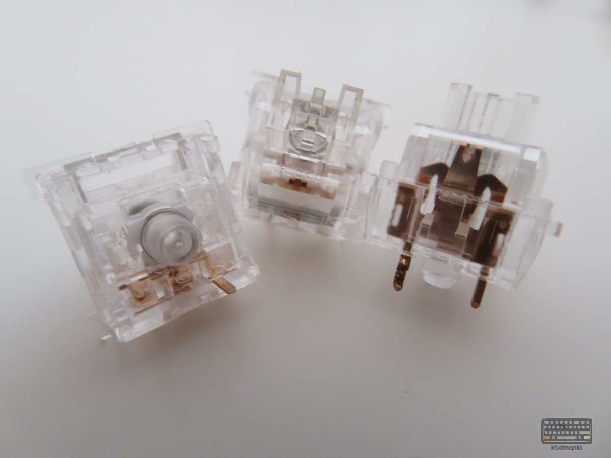 Varios switches Akko Crystal V3 Pro apilados para teclado mecánico